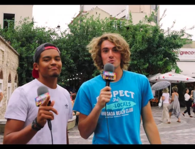 Ο Τσιτσιπάς έγινε youtuber και «ψαρώνει» κόσμο στο Μοναστηράκι (βίντεο)